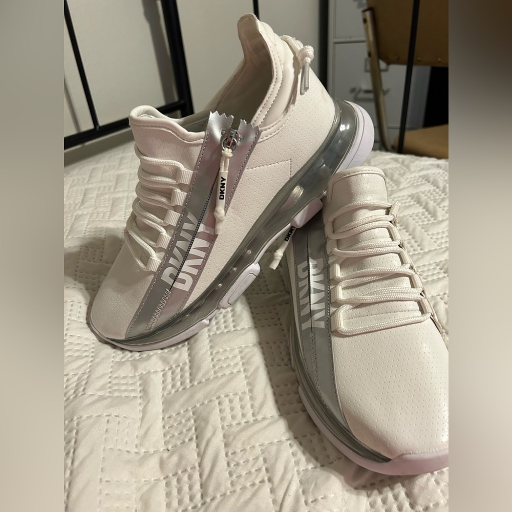 Women’s DKNY Tokyo sneakers size 9.5